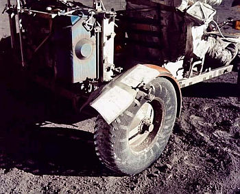 Parche que le hicieron al rover los astronautas de la misión Apolo 17, con un mapa, pinzas y cinta, para evitar levantar tanto polvo.